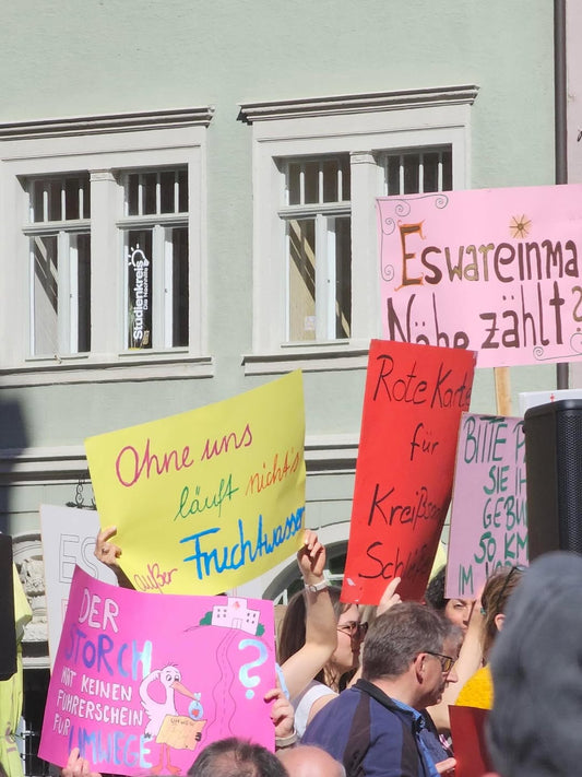 Review Hebammen 1. Mai Demo gegen die Schließung Kreißsaal Kamenz: